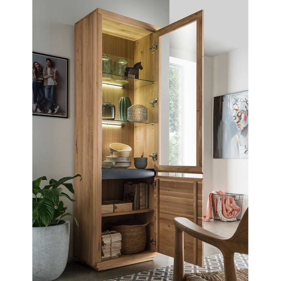 Wohnzimmer Vitrine Shailina aus Wildeiche Massivholz  Türen mit Soft Close